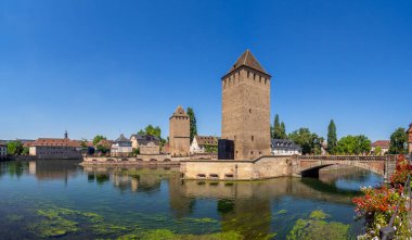 Strazburg Ponts Couverts Towers adlı görüntüleyin. Strasbourg Fransa Grand Est bölgesinin başkenti ve en büyük ve Avrupa Parlamentosu resmi koltuk.