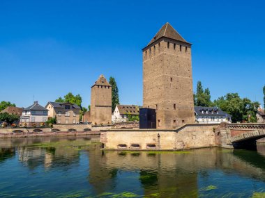 Strazburg Ponts Couverts Towers adlı görüntüleyin. Strasbourg Fransa Grand Est bölgesinin başkenti ve en büyük ve Avrupa Parlamentosu resmi koltuk.