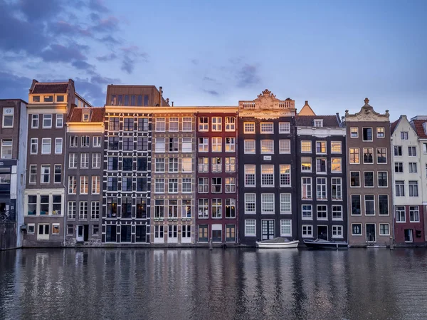 Historické Budovy Damrak Kanálu Centru Krásné Amsterdamu Noci — Stock fotografie