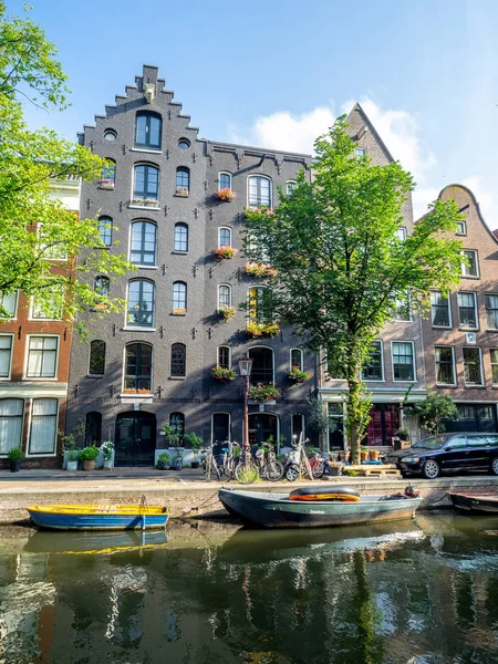 Amsterdam Niederlande Juli 2018 Gebäude Und Boote Entlang Amsterdams Wunderschönen — Stockfoto