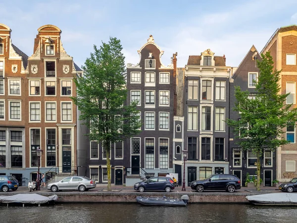 Amsterdam Niederlande Juli 2018 Gebäude Und Boote Entlang Amsterdams Wunderschönen — Stockfoto