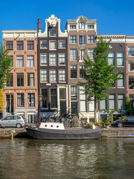 Amsterdam Niederlande Juli 2018 Gebäude Und Boote Entlang Amsterdams Wunderschönen — Stockfoto