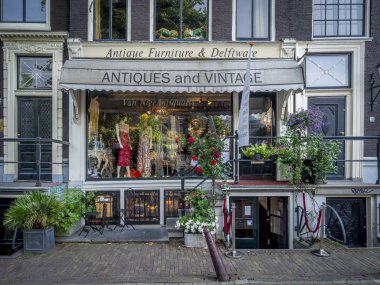 Amsterdam - 10 Temmuz: 20 Temmuz 2018 tarihinde Amsterdam, Hollanda'da antika mağazası. Geleneksel Hollanda evleri ile çevrili şehrin tarihi kanalları Amsterdam'ın bir dönüm noktası.