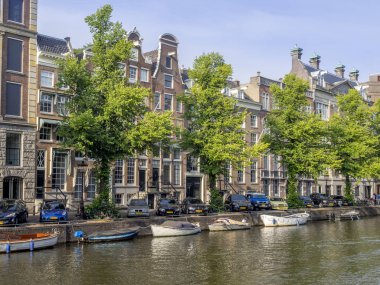 Amsterdam, Hollanda - 20 Temmuz 2018: Bina ve ev tekneler Amsterdam Hollanda güzel sermaye göbeğinde bir kanalı.