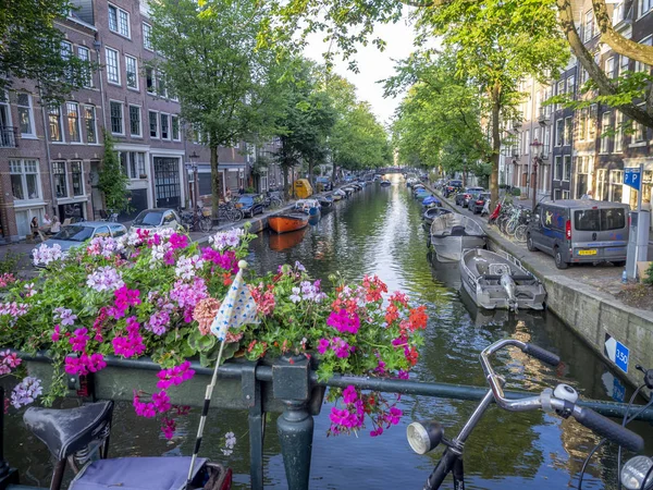 Amsterdam Niederlande Juli 2018 Gebäude Und Hausboote Entlang Eines Kanals — Stockfoto