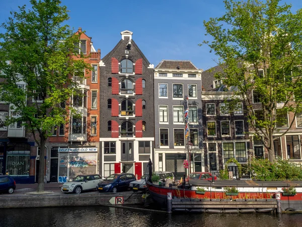 Amsterdam Niederlande Juli 2018 Gebäude Und Hausboote Entlang Eines Kanals — Stockfoto