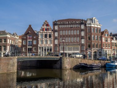 Amsterdam, Hollanda - 20 Temmuz 2018: Amsterdam'ın güzel Prinsengracht boyunca binalar Jordaan bölgesinde gündüz kanal. Jordaan Amsterdam'ın en kavak mahalleler biridir