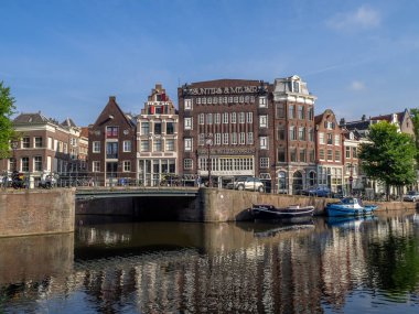 Amsterdam, Hollanda - 20 Temmuz 2018: Amsterdam'ın güzel Prinsengracht boyunca binalar Jordaan bölgesinde gündüz kanal. Jordaan Amsterdam'ın en kavak mahalleler biridir