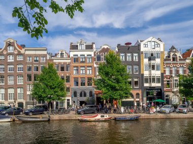 Amsterdam - 10 Temmuz: 10 Temmuz 2018 yılında Amsterdam şehir Amsterdam, Hollanda kanallar. Geleneksel Hollanda evleri tarafından çevrelenmiş şehir tarihi kanallar Amsterdam bir dönüm noktası olduğunu.