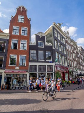 Amsterdam - 10 Temmuz: 10 Temmuz 2018 yılında Amsterdam şehir Amsterdam, Hollanda kanallar. Geleneksel Hollanda evleri tarafından çevrelenmiş şehir tarihi kanallar Amsterdam bir dönüm noktası olduğunu.