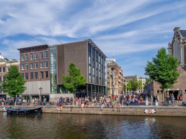 Amsterdam - 10 Temmuz: 10 Temmuz 2018 yılında Amsterdam şehir Amsterdam, Hollanda kanallar. Geleneksel Hollanda evleri tarafından çevrelenmiş şehir tarihi kanallar Amsterdam bir dönüm noktası olduğunu.