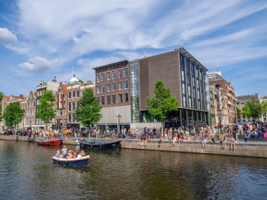 Amsterdam - 10 Temmuz: 10 Temmuz 2018 yılında Amsterdam şehir Amsterdam, Hollanda kanallar. Geleneksel Hollanda evleri tarafından çevrelenmiş şehir tarihi kanallar Amsterdam bir dönüm noktası olduğunu.