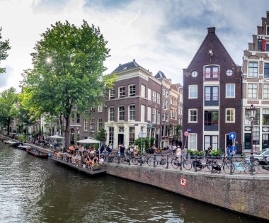 Amsterdam - 10 Temmuz: 10 Temmuz 2018 yılında Amsterdam şehir Amsterdam, Hollanda kanallar. Geleneksel Hollanda evleri tarafından çevrelenmiş şehir tarihi kanallar Amsterdam bir dönüm noktası olduğunu.