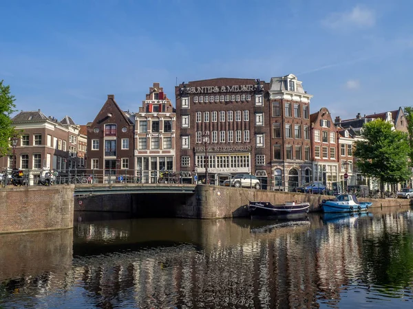 Amsterdam, Hollanda - 20 Temmuz 2018: Amsterdam'ın güzel Prinsengracht boyunca binalar Jordaan bölgesinde gündüz kanal. Jordaan Amsterdam'ın en kavak mahalleler biridir