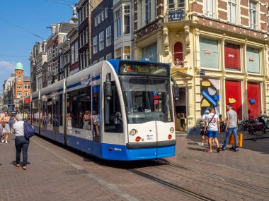 Amsterdam, Hollanda - 21 Temmuz 2018: Tramvayda Leidsestraat meşgul alışveriş caddesi merkezinde Amsterdam, Hollanda.