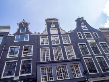 Amsterdam, Hollanda - 21 Temmuz 2018: Leidsestraat meşgul alışveriş caddesi merkezinde Amsterdam, Hollanda, geleneksel Hollanda mimarisinde.