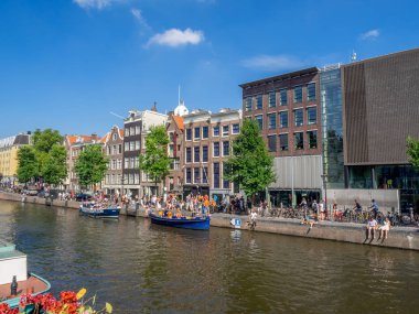 Amsterdam, Hollanda - 22 Temmuz 2018: Gösterim Prinsengracht kanal Amsterdam'da Jordaan bölgesi boyunca. Jordaan Amsterdam'ın en popüler semtlerinden biridir.