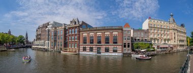 Amsterdam, Hollanda - 22 Temmuz 2018: Amstel Amsterdam merkezinde boyunca binalar. Geleneksel Hollanda binalar tarafından görülebilir.
