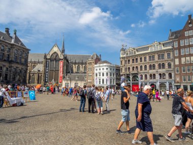 Amsterdam, Hollanda - 23 Temmuz 2018: Dam square, Amsterdam merkezinde. Kare bir meşgul ve popüler turistik yer.
