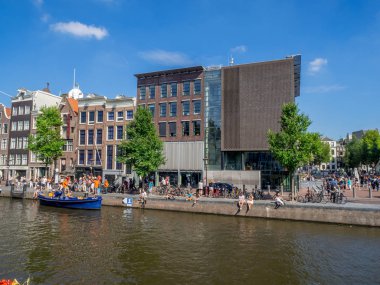 Amsterdam, Hollanda - 22 Temmuz 2018: Gösterim Prinsengracht kanal Amsterdam'da Jordaan bölgesi boyunca. Jordaan Amsterdam'ın en popüler semtlerinden biridir.
