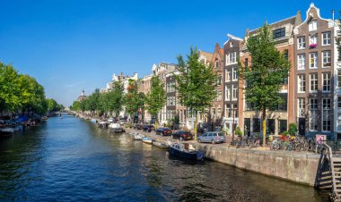 Amsterdam, Hollanda - 22 Temmuz 2018: Binalar, Amsterdam merkezinde Singel kanal boyunca. Torensluis alınan görüntü.