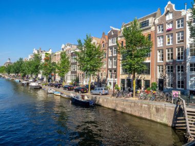 Amsterdam, Hollanda - 22 Temmuz 2018: Binalar, Amsterdam merkezinde Singel kanal boyunca. Torensluis alınan görüntü.