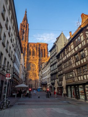 Strasbourg, Fransa - 24 Temmuz 2018: Cathedrale Notre-Dame ya da Cathedral of Our Lady Strasbourg arkasında ünlü tipik yarı ahşap evleri, Alsace, Fransa.