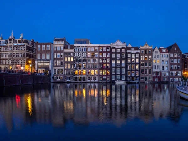 Casas Canal Tradicionais Damrak Anoitecer Amsterdã Edifícios Canal São Uma — Fotografia de Stock