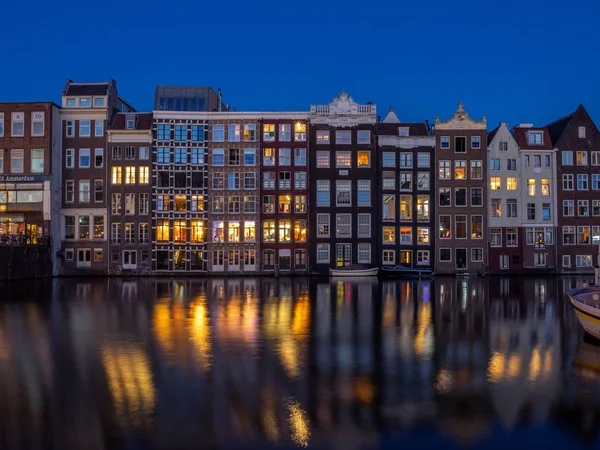 Traditionelle Kanalhäuser Auf Dem Damrak Bei Dämmerung Amsterdam Gebäude Kanal — Stockfoto