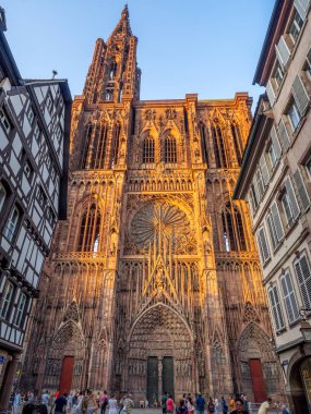 Strasbourg, Fransa - 24 Temmuz 2018: Cathedrale Notre-Dame ya da Cathedral of Our Lady Strasbourg arkasında ünlü tipik yarı ahşap evleri, Alsace, Fransa.