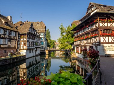 Strasbourg Fransa'nın Alsace bölgesinde Petite France alanlarında Ill Nehri manzarası. Geleneksel yarı ahşap evleri görünür evleri are.