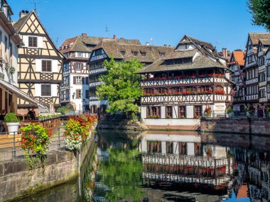 Strasbourg Fransa'nın Alsace bölgesinde Petite France alanlarında Ill Nehri manzarası. Geleneksel yarı ahşap evleri görünür evleri are.