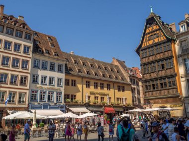 Strasbourg, Fransa - 26 Temmuz 2018: Güzel binalar Katedral Meydanı Strasbourg Fransa'nın Alsace bölgesinde. Geleneksel yarım ahşap mimarisi birçok yapılardır.
