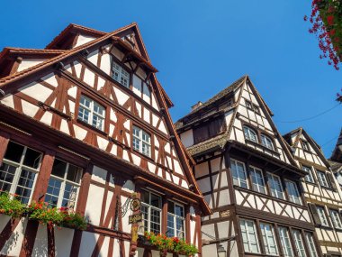 Strasbourg, Fransa - 25 Temmuz 2018: Strasbourg Fransa'nın Alsace bölgesinde Petite France alanlarında Ill Nehri boyunca güzel görünümler. Geleneksel yarı ahşap evleri görünür evleri are.