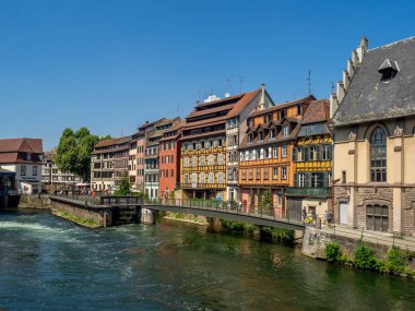 Strasbourg, Fransa - 25 Temmuz 2018: Strasbourg Fransa'nın Alsace bölgesinde Petite France alanlarında Ill Nehri boyunca güzel görünümler. Geleneksel yarı ahşap evleri görünür evleri are.