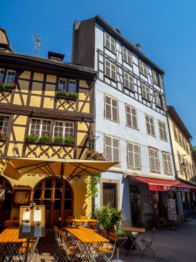 Strasbourg, Fransa - 25 Temmuz 2018: Strasbourg Fransa'nın Alsace bölgesinde Petite France alanlarında Ill Nehri boyunca güzel görünümler. Geleneksel yarı ahşap evleri görünür evleri are.