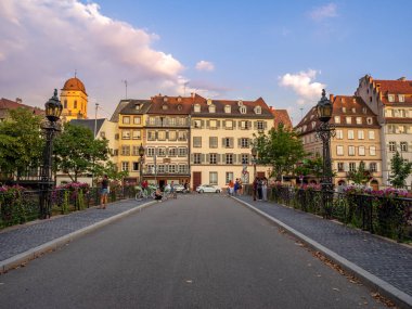 Fransa'nın Alsace bölgesinde merkezi Strasbourg Ill Nehri boyunca güzel binalar. Geleneksel yarım ahşap mimarisi birçok yapılardır.