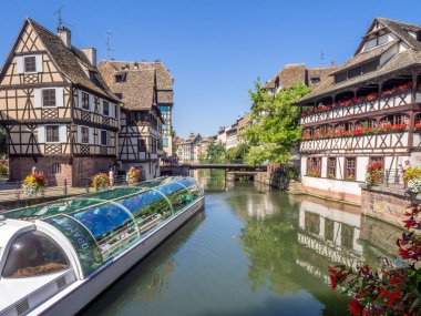 Strasbourg, Fransa - 26 Temmuz 2018: Tur tekne Strasbourg Fransa'nın Alsace bölgesinde Petite France alanlarında Ill Nehri boyunca. Geleneksel yarı ahşap evleri görünür evleri are.