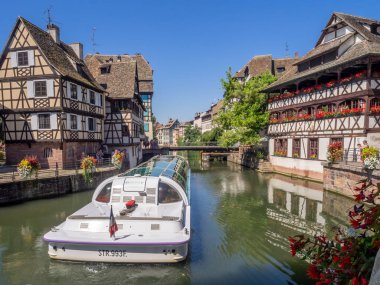 Strasbourg, Fransa - 26 Temmuz 2018: Tur tekne Strasbourg Fransa'nın Alsace bölgesinde Petite France alanlarında Ill Nehri boyunca. Geleneksel yarı ahşap evleri görünür evleri are.