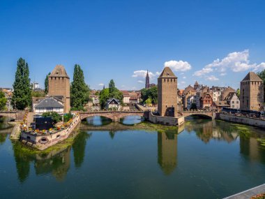 Ortaçağ Ponts Couverts Towers Strazburg panoramik manzaraya. Strazburg Frangı'nın Alsace bölgesinde ana şehridir.