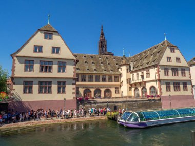 Strasbourg, Fransa - 26 Temmuz 2018: Tarihi Müzesi Strasbourg Ill Nehri üzerinde. Strasbourg, Fransa Grand Est bölgesinin başkenti ve en büyük olduğunu.