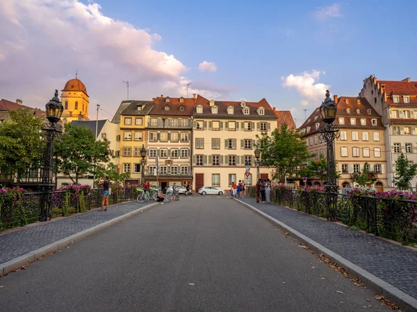 Hermosos Edificios Largo Del Río Ill Centro Estrasburgo Región Alsacia —  Fotos de Stock