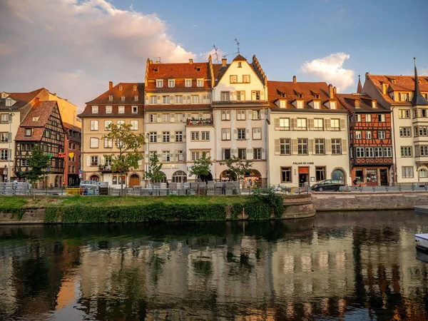 Hermosos Edificios Largo Del Río Ill Centro Estrasburgo Región Alsacia —  Fotos de Stock
