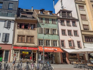 Strasbourg, Fransa - 26 Temmuz 2018: Rue du Vingt-Deux Novembre Fransa'nın Alsace bölgesinde Strasbourg binalarda. Bu harika şehirde çok eklektik eski binalar vardır.