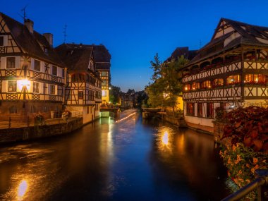 Strasbourg, Fransa - 26 Temmuz 2018: Strasbourg Fransa'nın Alsace bölgesinde Petite France kalbinde güzel binalar. Geleneksel yarım ahşap mimarisi birçok yapılardır.