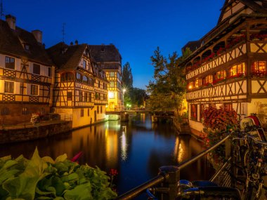 Strasbourg, Fransa - 26 Temmuz 2018: Strasbourg Fransa'nın Alsace bölgesinde Petite France kalbinde güzel binalar. Geleneksel yarım ahşap mimarisi birçok yapılardır.