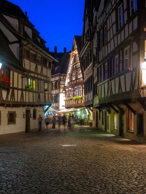 Strasbourg, Fransa - 26 Temmuz 2018: Strasbourg Fransa'nın Alsace bölgesinde Petite France kalbinde güzel binalar. Geleneksel yarım ahşap mimarisi birçok yapılardır.