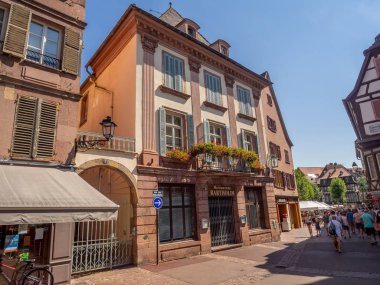 Colmar, Fransa - 27 Temmuz 2018: Fransa'nın Alsace bölgesinde Ortaçağ Colmar kalbinde güzel binalar. Geleneksel yarım ahşap mimarisi birçok yapılardır.