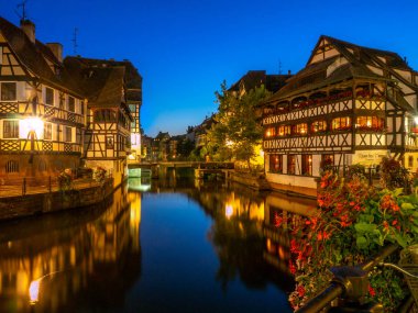 Strasbourg, Fransa - 26 Temmuz 2018: Strasbourg Fransa'nın Alsace bölgesinde Petite France kalbinde güzel binalar. Geleneksel yarım ahşap mimarisi birçok yapılardır.