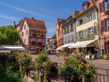 Colmar, Fransa - 27 Temmuz 2018: Fransa'nın Alsace bölgesinde Ortaçağ Colmar kalbinde güzel binalar. Geleneksel yarım ahşap mimarisi birçok yapılardır.